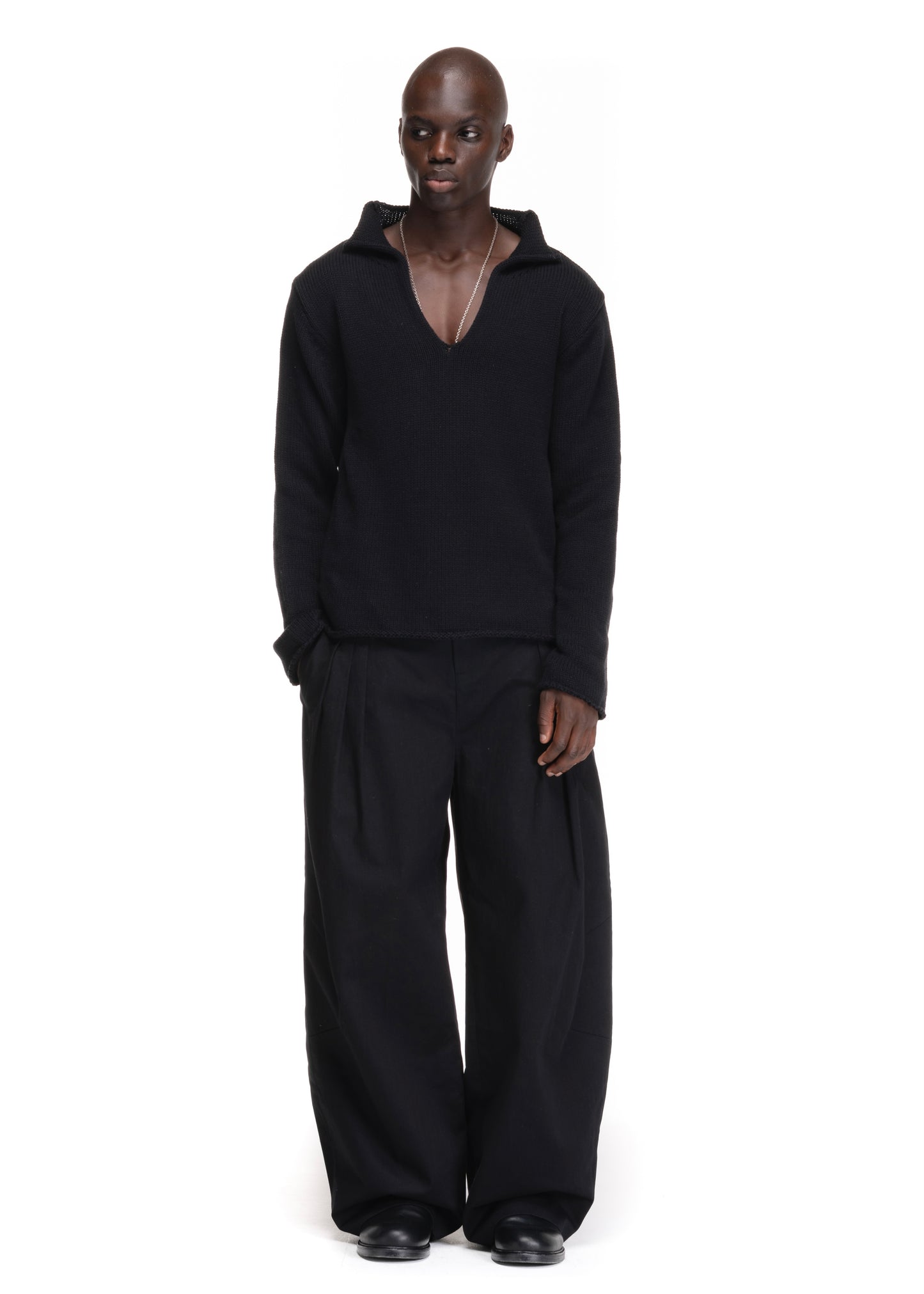 V KNIT SWEATER BLACK