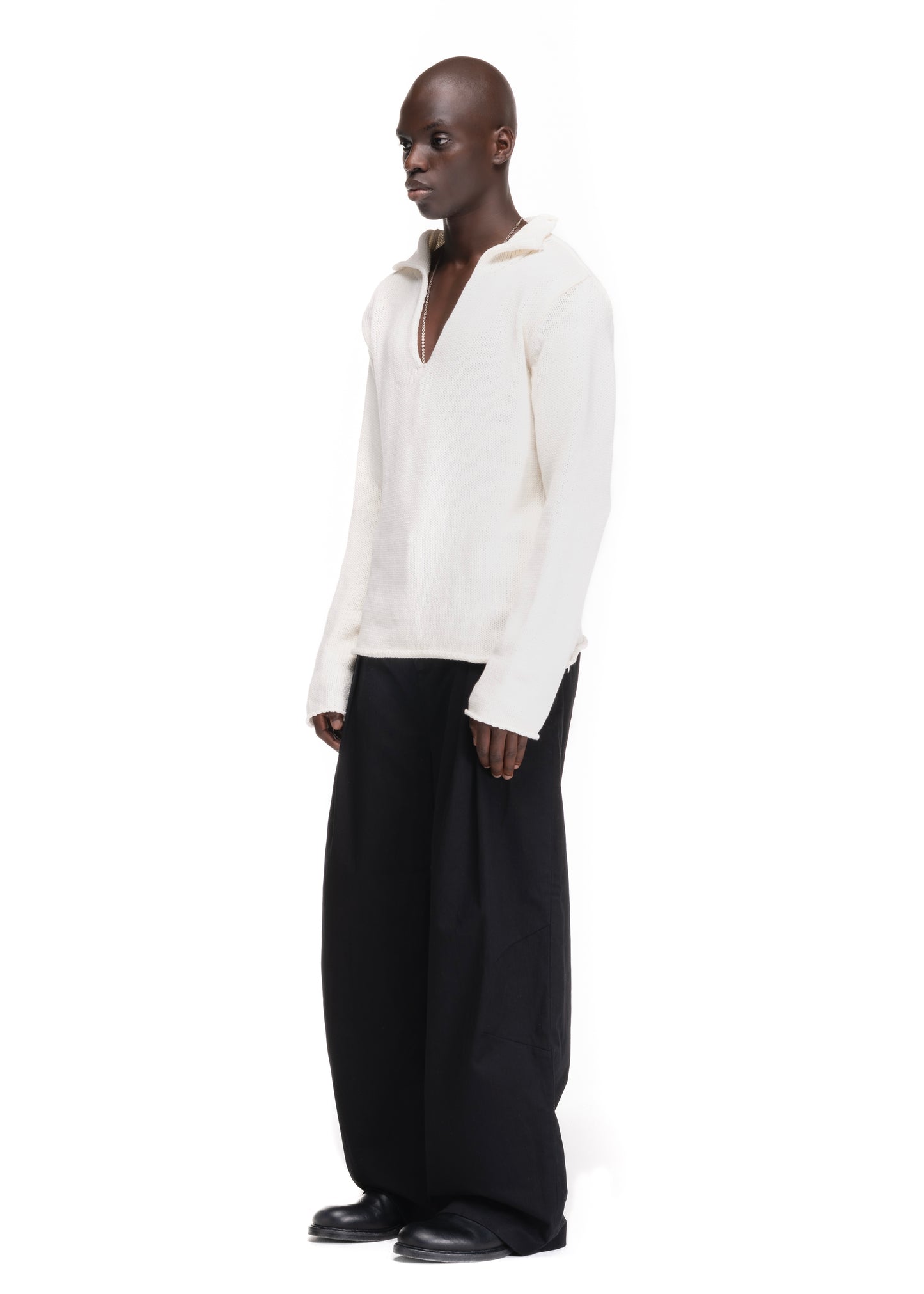 V KNIT SWEATER WHITE